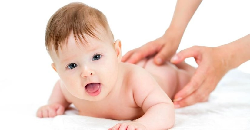 Trẻ bị rôm sảy mãi không khỏi, nguyên nhân và cách phòng tránh 2 thoa phan rom cho tre